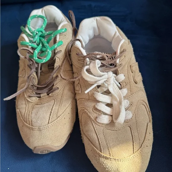 Miu Miu x New Balance Sneakers - Picture 4 of 9